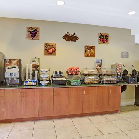 Microtel Inn & Suites By Wyndham Bushnell Extérieur photo