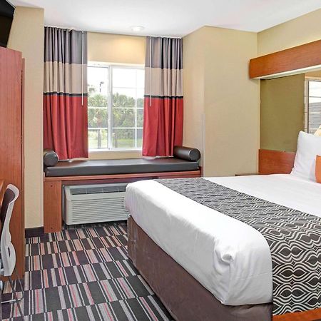 Microtel Inn & Suites By Wyndham Bushnell Extérieur photo