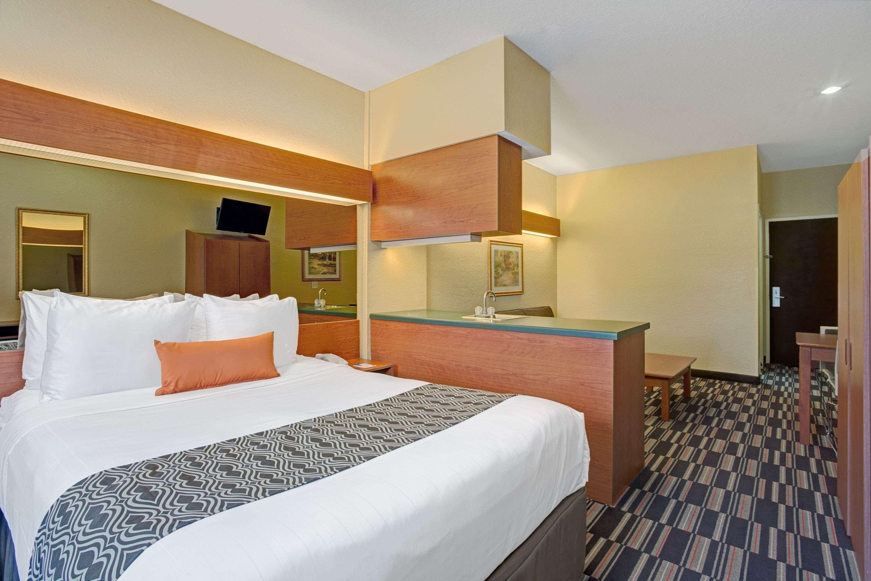 Microtel Inn & Suites By Wyndham Bushnell Extérieur photo
