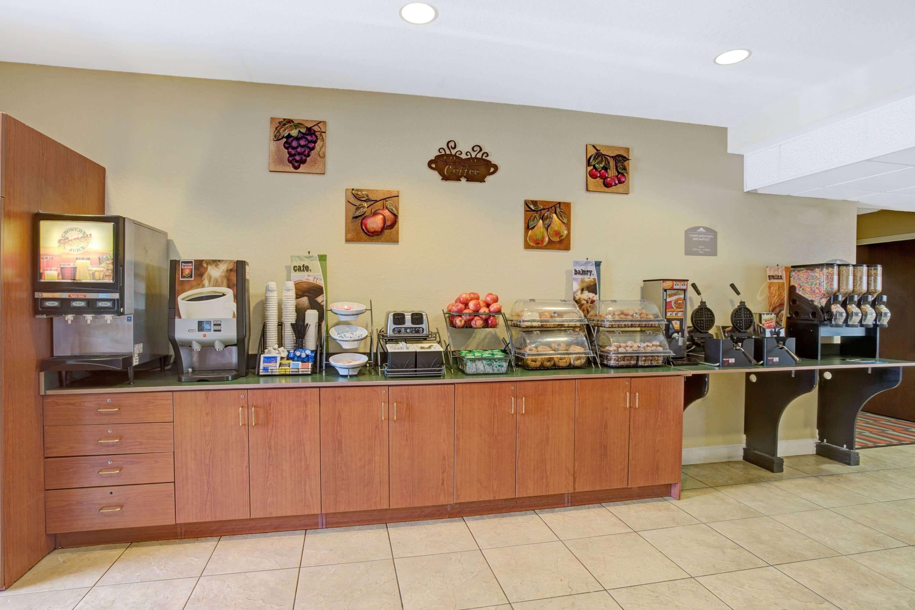 Microtel Inn & Suites By Wyndham Bushnell Extérieur photo