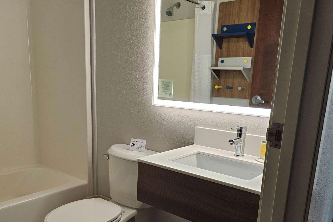 Microtel Inn & Suites By Wyndham Bushnell Extérieur photo