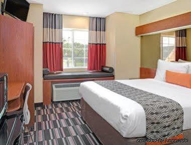 Microtel Inn & Suites By Wyndham Bushnell Extérieur photo